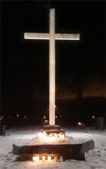 Värtsilän hautausmaan risti Pyhäinpäivän iltana