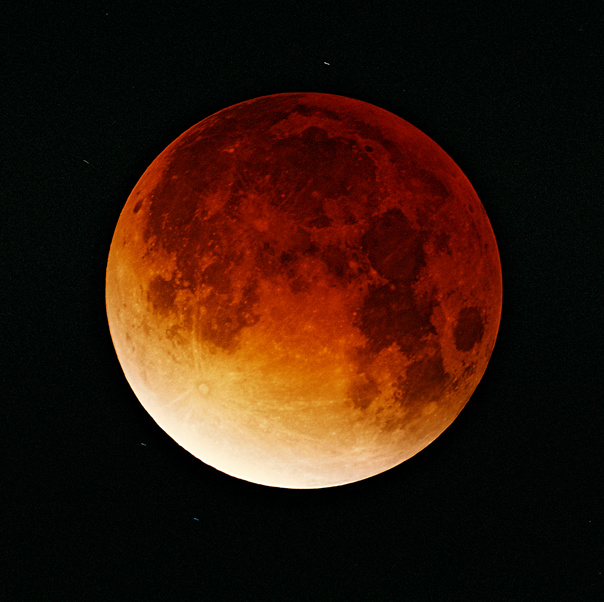 https://upload.wikimedia.org/wikipedia/commons/c/c8/Lunar-eclipse-09-11-2003.jpeg